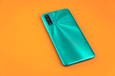 Renkli arkaplan üzerinde yeni cep telefonu