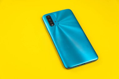 Renkli arkaplan üzerinde yeni cep telefonu