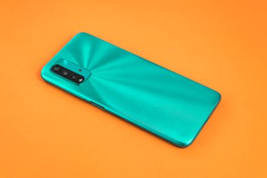 Renkli arkaplan üzerinde yeni cep telefonu