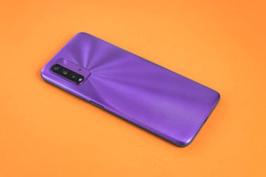 Renkli arkaplan üzerinde yeni cep telefonu