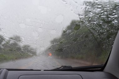 Yağmurlu bir gün - arabanın penceresinin arkasında