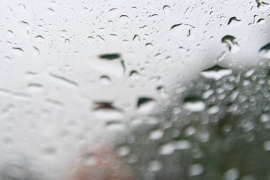 Yağmurlu bir gün - arabanın penceresinin arkasında