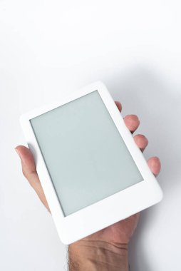 İzole edilmiş beyaz arkaplan üzerinde kitap okuyucu - bir erkek tarafından tutuluyor