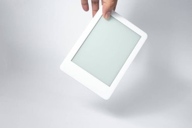 İzole edilmiş beyaz arkaplan üzerinde kitap okuyucu - bir erkek tarafından tutuluyor