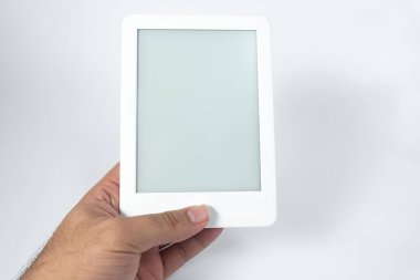 İzole edilmiş beyaz arkaplan üzerinde kitap okuyucu - bir erkek tarafından tutuluyor