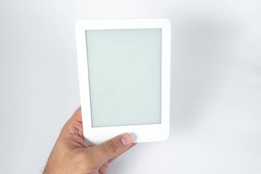 İzole edilmiş beyaz arkaplan üzerinde kitap okuyucu - bir erkek tarafından tutuluyor