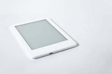 Ebook okuyucu izole edilmiş beyaz arkaplan üzerinde