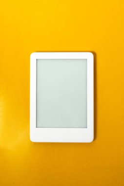 Sarı arkaplan üzerinde kitap okuyucu