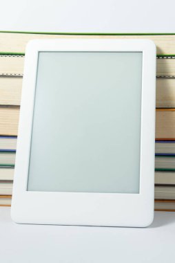 Kağıt kitaplarının yanında e-kitap okuyucu