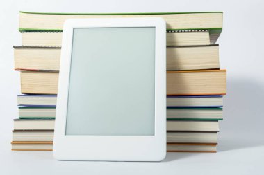 Kağıt kitaplarının yanında e-kitap okuyucu