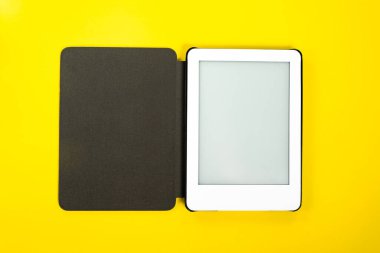 Sarı arkaplan üzerinde kitap okuyucu