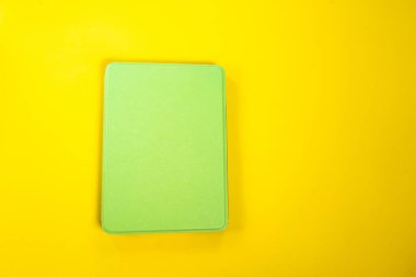 Sarı arkaplan üzerinde kitap okuyucu