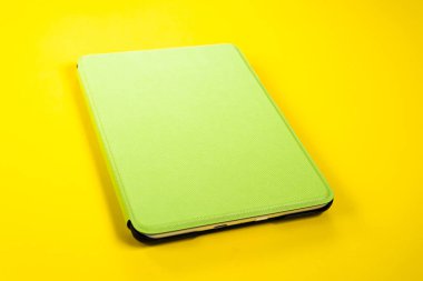 Sarı arkaplan üzerinde kitap okuyucu