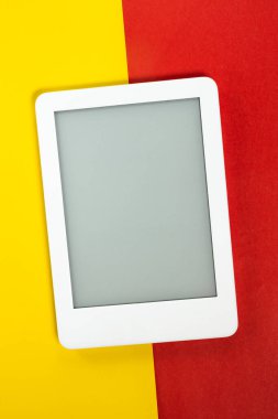 Ebook okuyucu sarı ve kırmızı arkaplan üzerinde