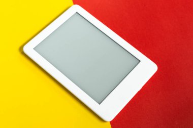 Ebook okuyucu sarı ve kırmızı arkaplan üzerinde