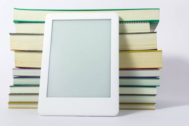 Kağıt kitaplarının yanında e-kitap okuyucu