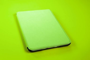 Sarı arkaplan üzerinde kitap okuyucu