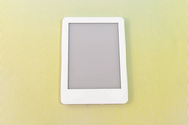 Ebook Reader Groen Gestreepte Achtergrond — Stockfoto