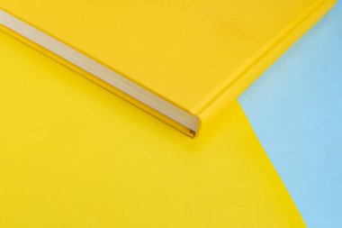 Arkaplan üzerinde fiziksel kağıt kitap - yakın plan