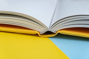 Arkaplan üzerinde fiziksel kağıt kitap - yakın plan