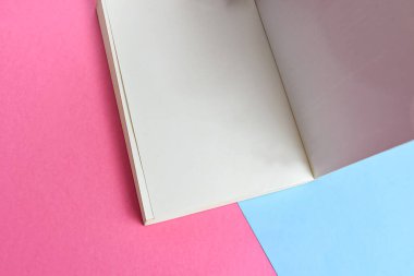 Arkaplan üzerinde fiziksel kağıt kitap - yakın plan