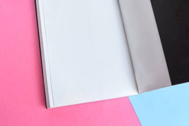 Arkaplan üzerinde fiziksel kağıt kitap - yakın plan