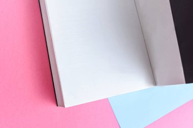 Arkaplan üzerinde fiziksel kağıt kitap - yakın plan