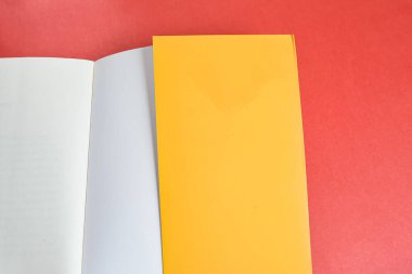 Arkaplan üzerinde fiziksel kağıt kitap - yakın plan