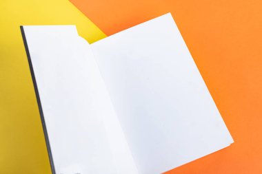 Arkaplan üzerinde fiziksel kağıt kitap - yakın plan