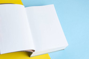 Arkaplan üzerinde fiziksel kağıt kitap - yakın plan