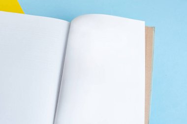 Arkaplan üzerinde fiziksel kağıt kitap - yakın plan