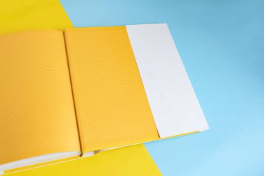 Arkaplan üzerinde fiziksel kağıt kitap - yakın plan