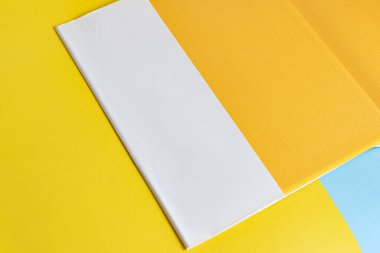 Arkaplan üzerinde fiziksel kağıt kitap - yakın plan