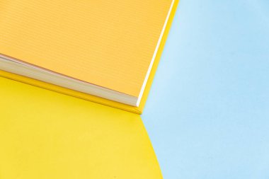 Arkaplan üzerinde fiziksel kağıt kitap - yakın plan