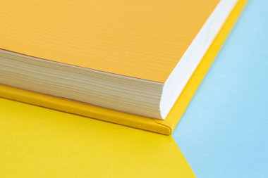 Arkaplan üzerinde fiziksel kağıt kitap - yakın plan