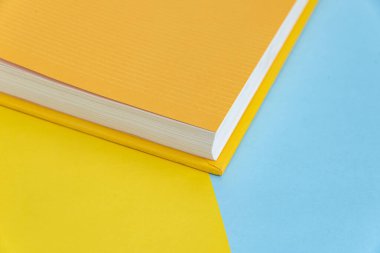 Arkaplan üzerinde fiziksel kağıt kitap - yakın plan