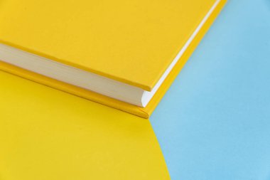 Arkaplan üzerinde fiziksel kağıt kitap - yakın plan