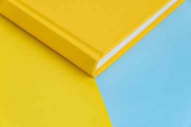 Arkaplan üzerinde fiziksel kağıt kitap - yakın plan