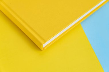 Arkaplan üzerinde fiziksel kağıt kitap - yakın plan