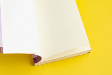 Arkaplan üzerinde fiziksel kağıt kitap - yakın plan