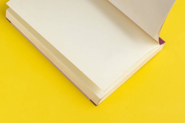 Arkaplan üzerinde fiziksel kağıt kitap - yakın plan