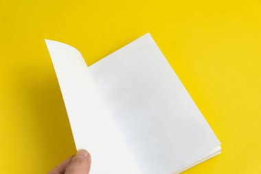 Arkaplan üzerinde fiziksel kağıt kitap - yakın plan