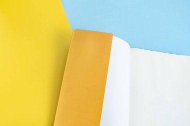 Arkaplan üzerinde fiziksel kağıt kitap - yakın plan