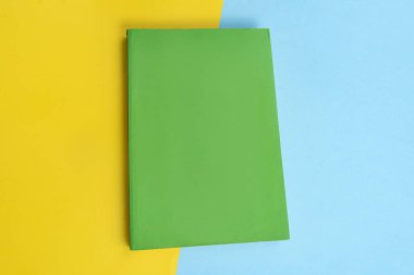 Arkaplan üzerinde fiziksel kağıt kitap - yakın plan