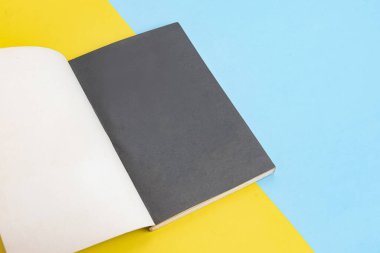 Arkaplan üzerinde fiziksel kağıt kitap - yakın plan