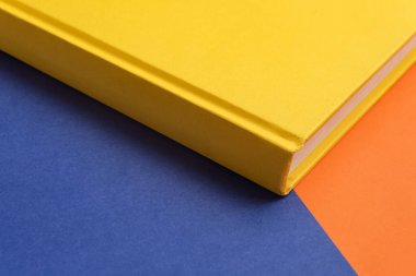 Arkaplan üzerinde fiziksel kağıt kitap - yakın plan