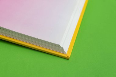 Arkaplan üzerinde fiziksel kağıt kitap - yakın plan