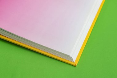 Arkaplan üzerinde fiziksel kağıt kitap - yakın plan