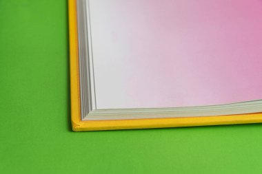 Arkaplan üzerinde fiziksel kağıt kitap - yakın plan