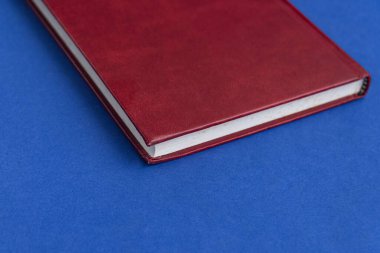 Arkaplanda kitap - kapatma ayrıntısı